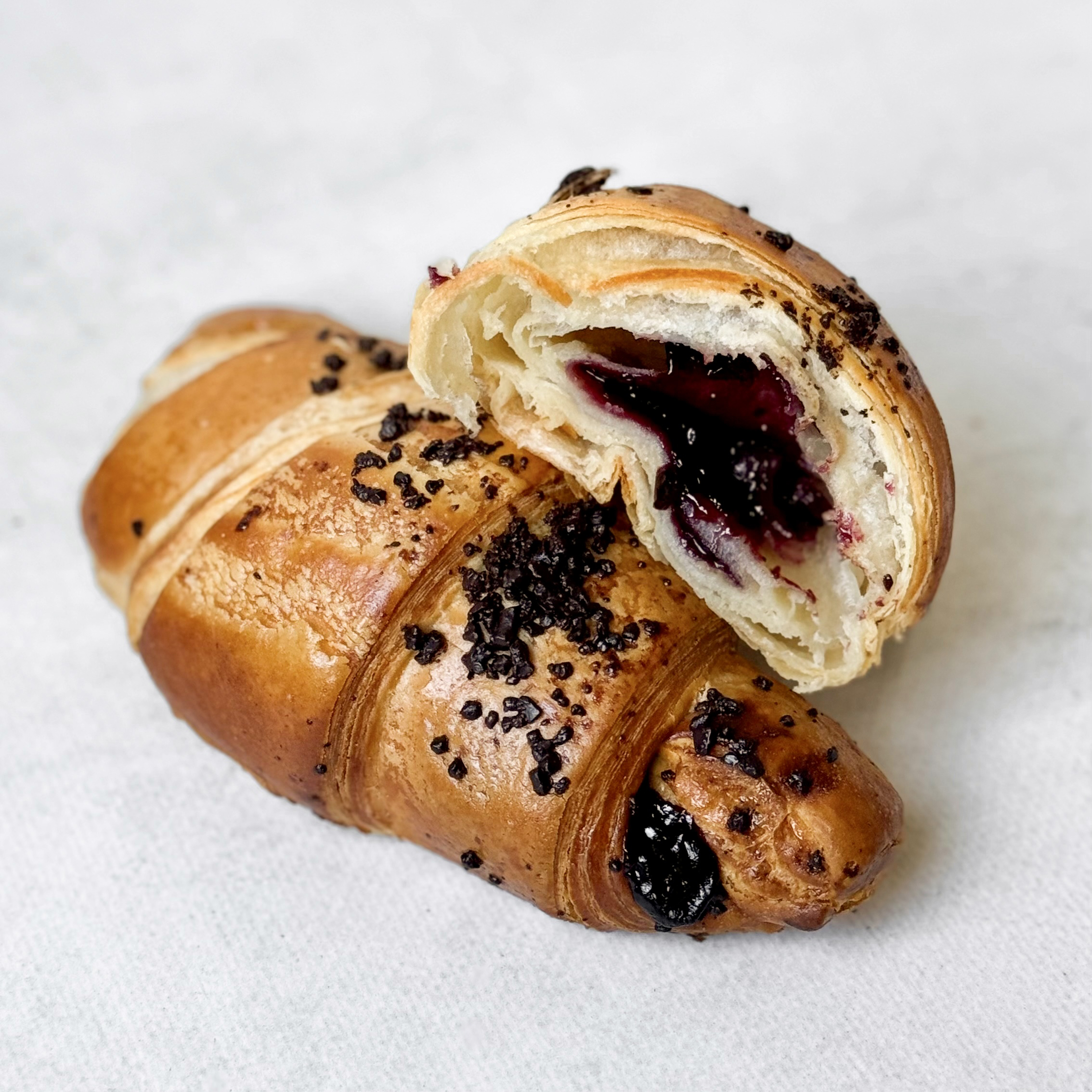Круассан для выпекания с черносмородиновой начинкой 2,850кг. 95 гр 30 шт(1) ДФ 724 купить в Донецке - СтриПсБери